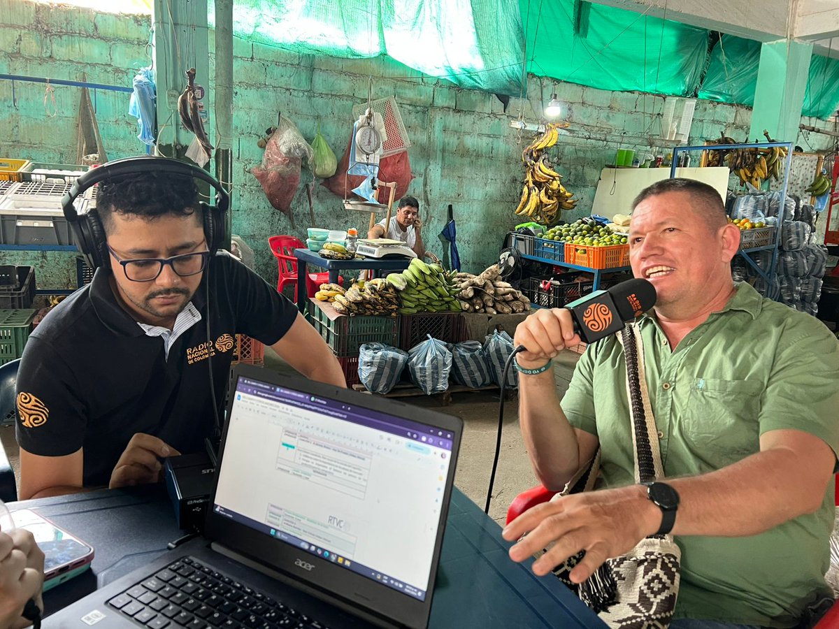 RadNalCo's tweet image. #Regiones 🎙️ La emisora de paz 90.6 FM 📻 sale de la cabina y se traslada a la plaza de mercado campesina de San José del Guaviare, un lugar en donde florecen las historias del campo y donde nace la cocina colombiana.