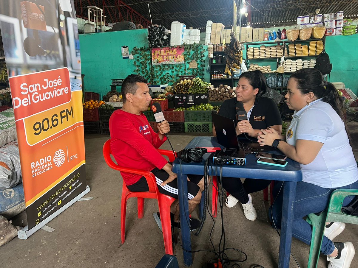 RadNalCo's tweet image. #Regiones 🎙️ La emisora de paz 90.6 FM 📻 sale de la cabina y se traslada a la plaza de mercado campesina de San José del Guaviare, un lugar en donde florecen las historias del campo y donde nace la cocina colombiana.
