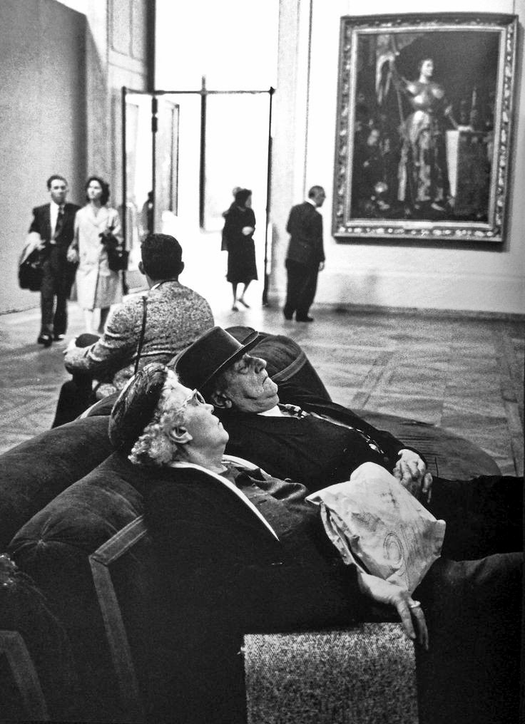 📷 Alfred Eisenstaedt. 
Touristes appréciant la visite du musée du Louvre 
c.1950. Paris
