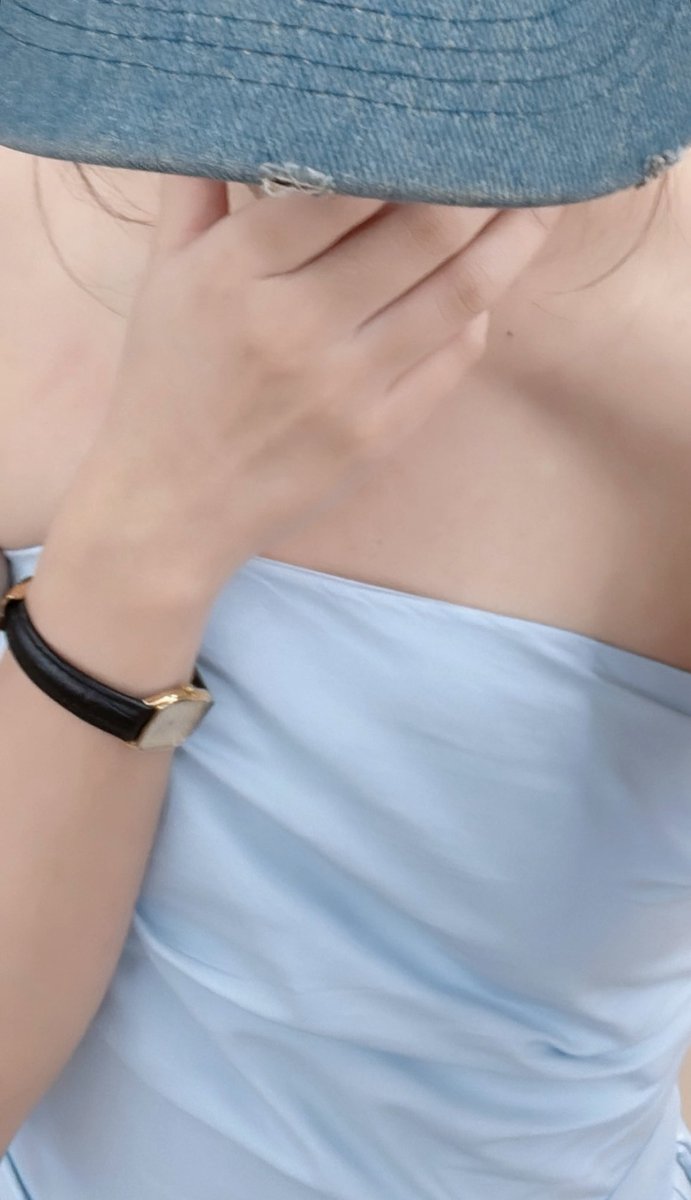 bornastaurus's tweet image. If I didn’t see the watch, I’d think this is Becky 😂🤧