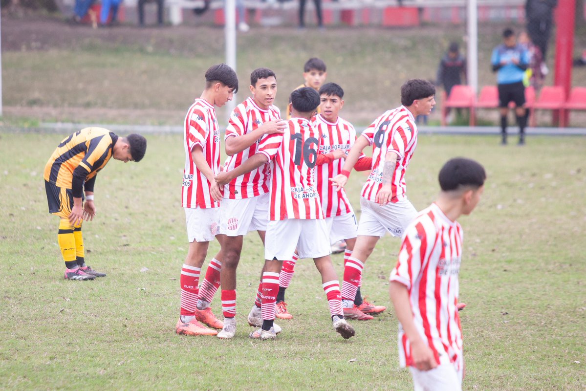 CASMOficial's tweet image. 🔴⚪️ #Juveniles
Triunfo en el primero 🇦🇹
En el inicio de la jornada del Regional, el Sub 17 venció 2-1 a su par de Mitre de Santiago del Estero. Para el Santo anotaron Héctor Villalba y Octavio Zamora, mientras que para la visita lo hizo Thiago Zayago.
⚽️ #VamosCiudadela