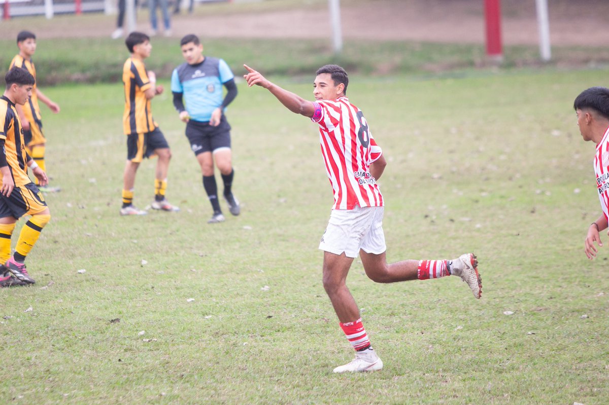 CASMOficial's tweet image. 🔴⚪️ #Juveniles
Triunfo en el primero 🇦🇹
En el inicio de la jornada del Regional, el Sub 17 venció 2-1 a su par de Mitre de Santiago del Estero. Para el Santo anotaron Héctor Villalba y Octavio Zamora, mientras que para la visita lo hizo Thiago Zayago.
⚽️ #VamosCiudadela