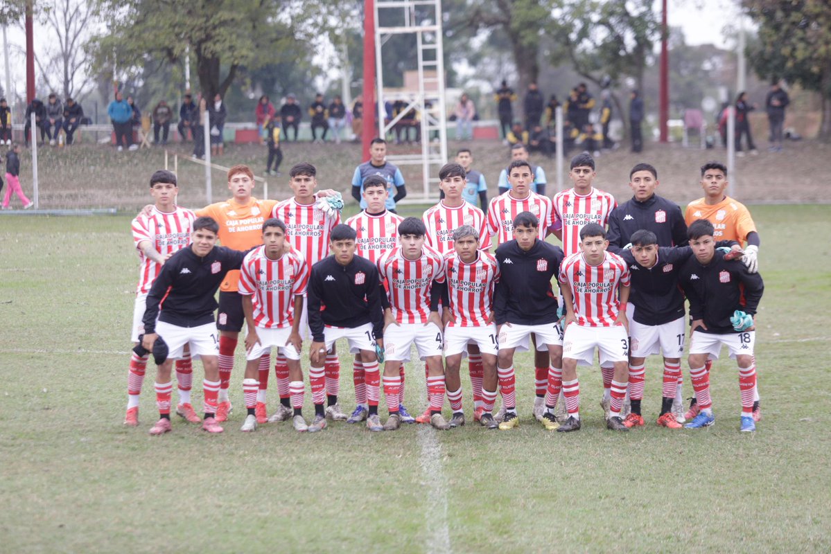 CASMOficial's tweet image. 🔴⚪️ #Juveniles
Triunfo en el primero 🇦🇹
En el inicio de la jornada del Regional, el Sub 17 venció 2-1 a su par de Mitre de Santiago del Estero. Para el Santo anotaron Héctor Villalba y Octavio Zamora, mientras que para la visita lo hizo Thiago Zayago.
⚽️ #VamosCiudadela