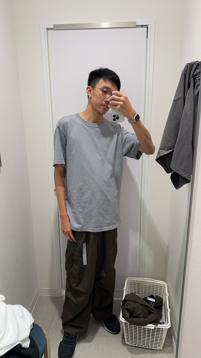 今天中午(⁎⁍̴̛ᴗ⁍̴̛⁎)

原本只是想要買演出穿的黑褲
結果又多帶了一件走╮(╯_╰)╭