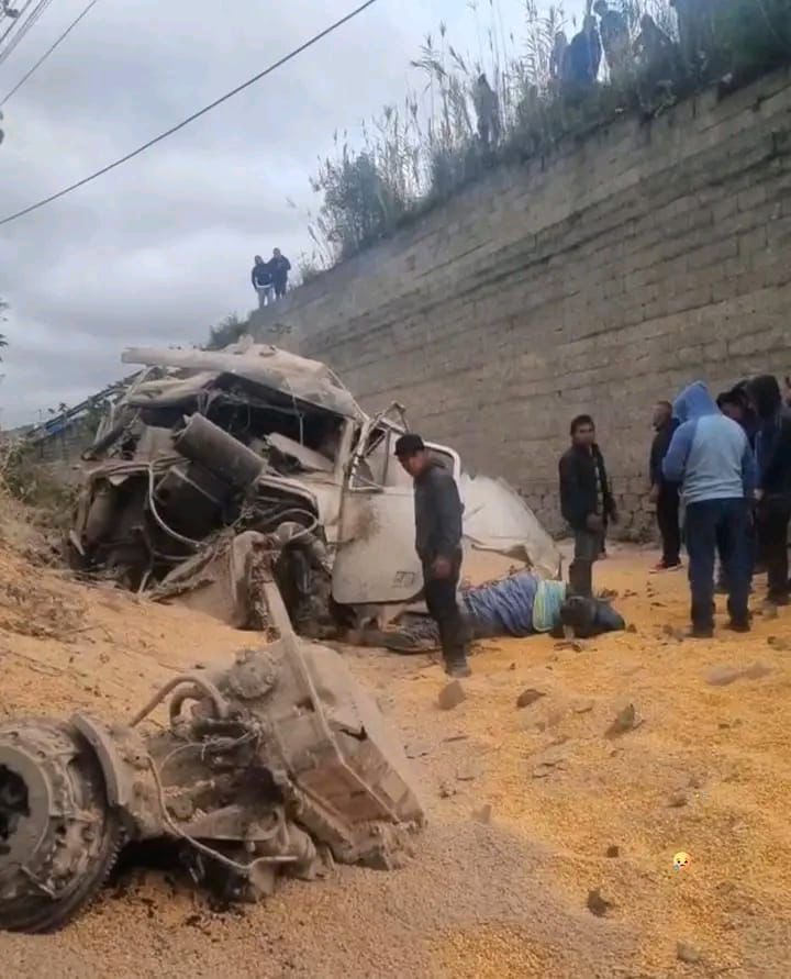 AztecaNoticiaGT's tweet image. #Nacional | Un tráiler volcó en el kilómetro 187 de la Ruta Interamericana en jurisdicción de San Cristóbal, Totonicapán. El piloto fue rescatado de la cabina del tráiler por @BVoluntariosGT, quienes al estabilizarlo, procedieron a trasladarlo a la emergencia de un centro…