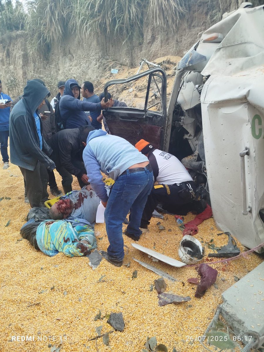 AztecaNoticiaGT's tweet image. #Nacional | Un tráiler volcó en el kilómetro 187 de la Ruta Interamericana en jurisdicción de San Cristóbal, Totonicapán. El piloto fue rescatado de la cabina del tráiler por @BVoluntariosGT, quienes al estabilizarlo, procedieron a trasladarlo a la emergencia de un centro…