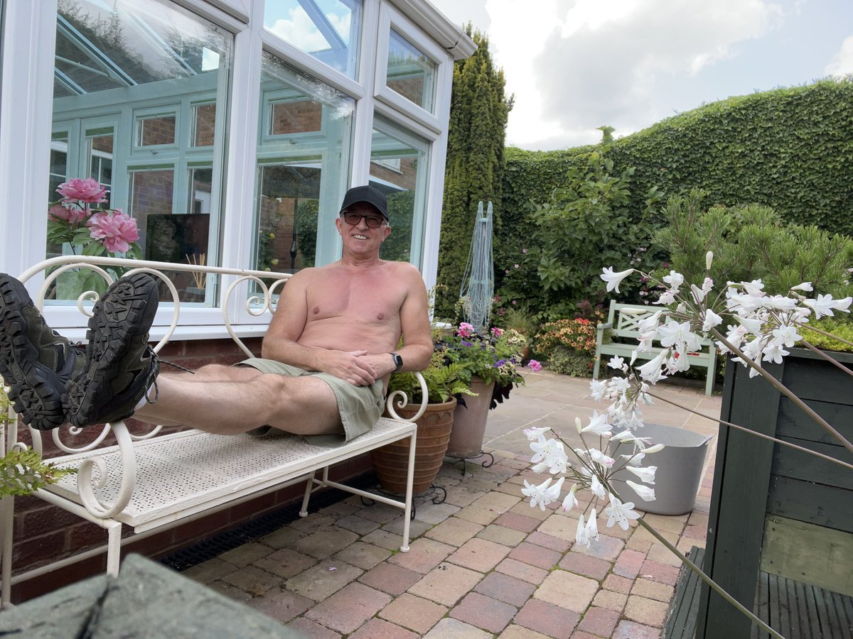 Milhart66Ken's tweet image. When deadheading’s done and it’s time for a rest. Enjoy your evening/afternoon/morning folks. (Depending where you are in the world) #gardening #gardeninglife