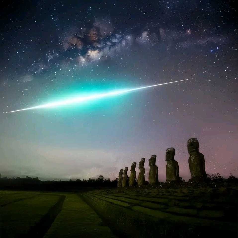 Incredible shot of a Meteor entering Earth's atmosphere over Moai Statues, Easter Island, Chile...😍