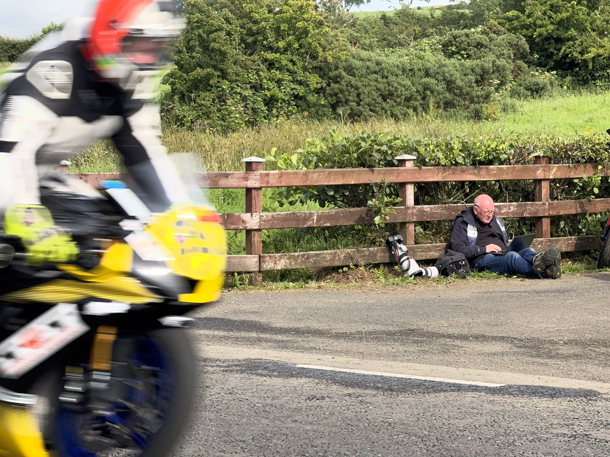 denkmit's tweet image. Anywhere can be an office if you’re properly prepared, eh @sdbikephoto? 🤣