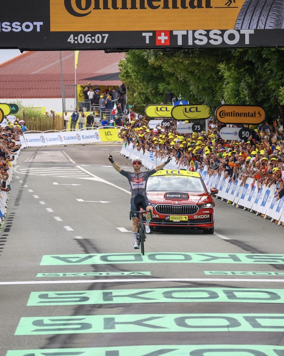 SEGcycling's tweet image. 👑 THE TRILOGY IS COMPLETE! 

🤩 Kaden Groves arrives SOLO in Pontarlier to win stage 20 of @LeTour. With this incredible win in his first Tour, he now holds stage victories in all three Grand Tours..
A big ride. A big milestone. Huge congrats, mate.
