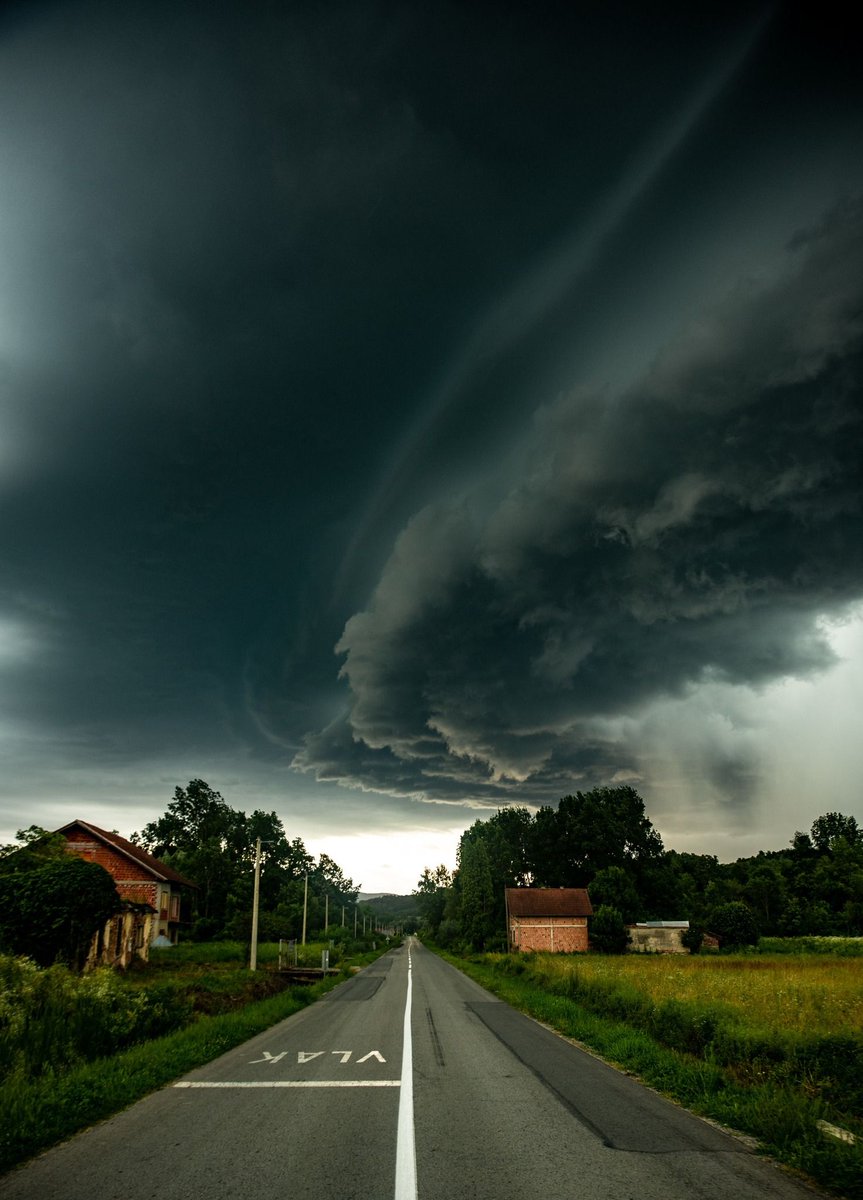 Monster #supercell last year near Pápa, #Hungary by <a href="/SutoMateWx/">Sütő Máté</a> ⚡ More #storm photos from Sütő: bit.ly/sutomate 

#europe #weatherpicofday <a href="/StormFreaksArt/">⚡ StormFreaks</a> <a href="/spann/">James Spann</a> <a href="/JimCantore/">Jim Cantore</a> <a href="/MikeOlbinski/">Mike Olbinski</a> <a href="/ThePhotoHour/">#ThePhotoHour</a> <a href="/KeraunosObs/">Keraunos</a> <a href="/severeweatherEU/">severe-weather.EU</a> <a href="/Kachelmannwettr/">Kachelmannwetter</a>