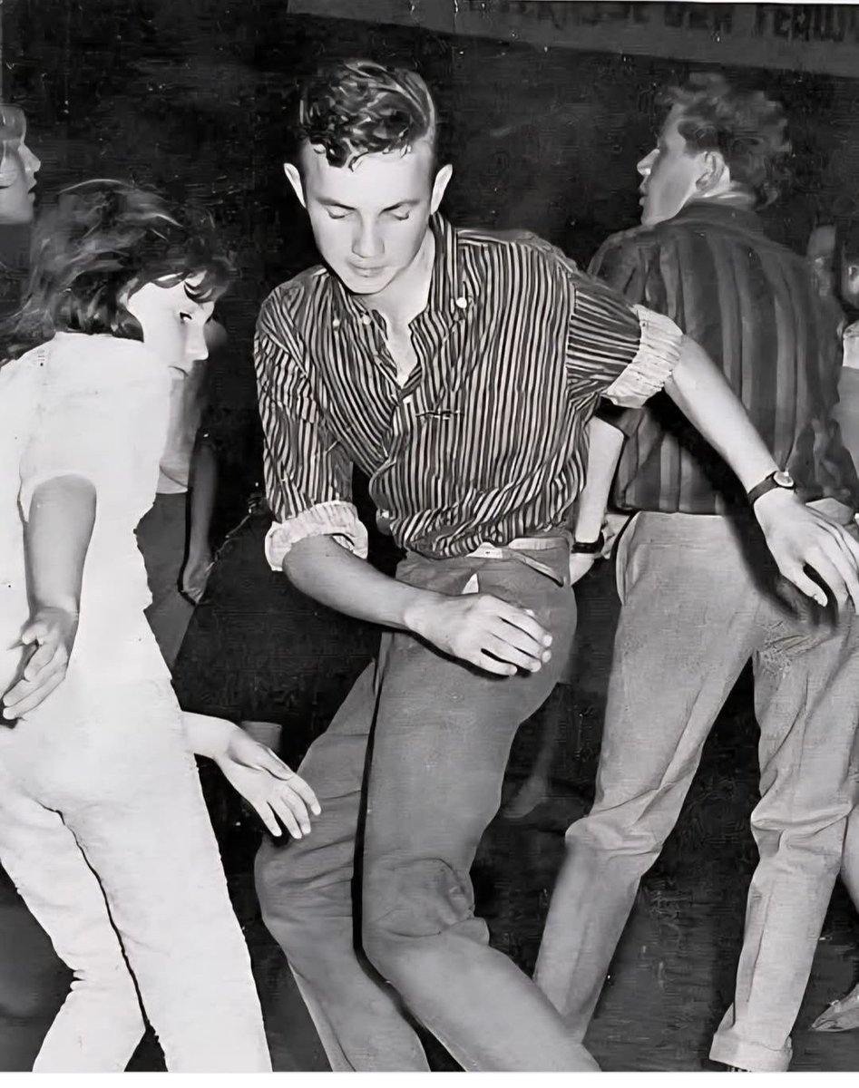 juanborrelli's tweet image. Amables, una linda fotografía de colección, crédito para su autor y propietario, a nuestro juicio, primeros años de la década de los 60. ¿Qué bailan?