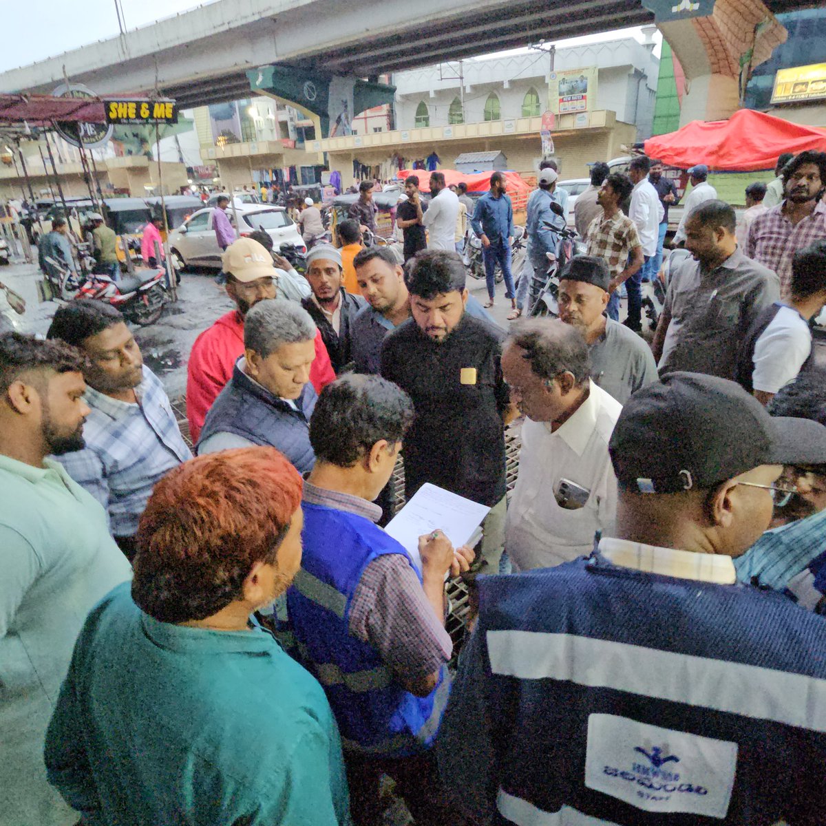 naseerCorpGhmc's tweet image. Swift Action to Resolve Drinking Water Disruption in Tolichowki !!!
On the instructions of AIMIM President Barrister @asadowaisi Sahab, Karwan MLA Janab Kausar Mohiuddin Sahab, along with AIMIM Corporators, conducted an inspection today at Tolichowki Boxtype Drain and Nala.…