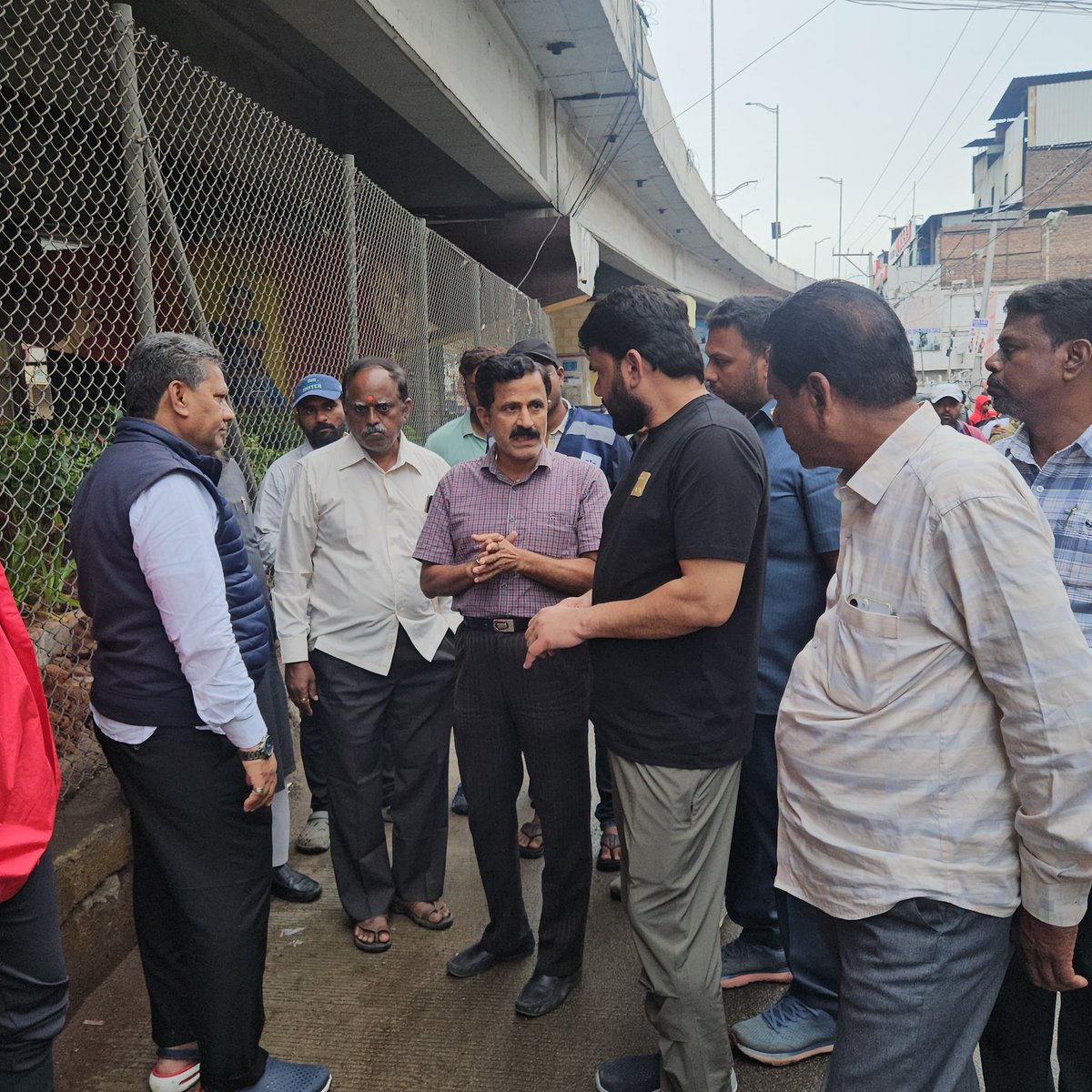 naseerCorpGhmc's tweet image. Swift Action to Resolve Drinking Water Disruption in Tolichowki !!!
On the instructions of AIMIM President Barrister @asadowaisi Sahab, Karwan MLA Janab Kausar Mohiuddin Sahab, along with AIMIM Corporators, conducted an inspection today at Tolichowki Boxtype Drain and Nala.…