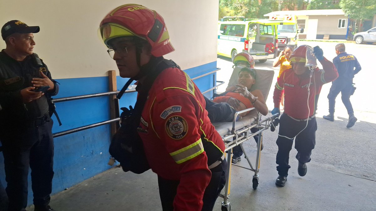 AztecaNoticiaGT's tweet image. #Nacional | Un hombre de 19 años fue víctima de un asalto, después de entregar sus pertenencias, delincuentes le dispararon, esta persona buscó ayuda con vecinos y trabajadores de un pinchazo en la 11 Avenida y 21 calle de la colonia La Reformita en la zona 12 capitalina. Los…