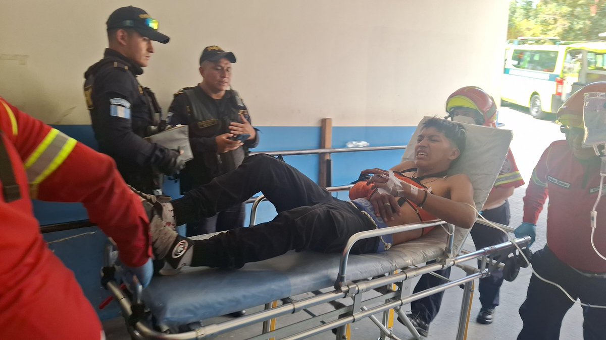 AztecaNoticiaGT's tweet image. #Nacional | Un hombre de 19 años fue víctima de un asalto, después de entregar sus pertenencias, delincuentes le dispararon, esta persona buscó ayuda con vecinos y trabajadores de un pinchazo en la 11 Avenida y 21 calle de la colonia La Reformita en la zona 12 capitalina. Los…