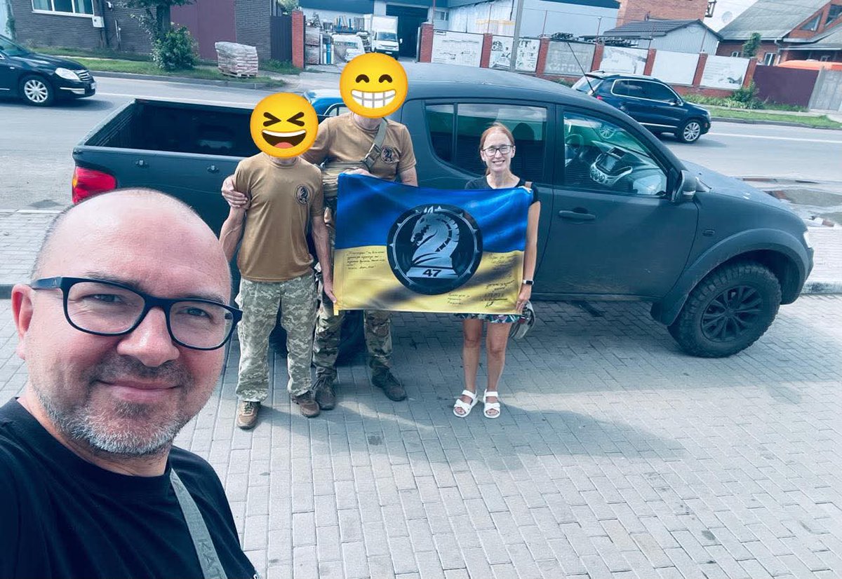 Tathaghata1's tweet image. Так от завітали до нас Володимир Єрмоленко та Тетяна Огаркова,члени Українського ПЕН-Клубу. Виявилося,що оцей т.-сірий красень Л200 - 50-те авто,яке придбане за допомогою цих панів.Ну, й ми докинули 5 тищ €,з іншого збору,який проводили разом з ТК Прямий. Разом - ми Сила!
