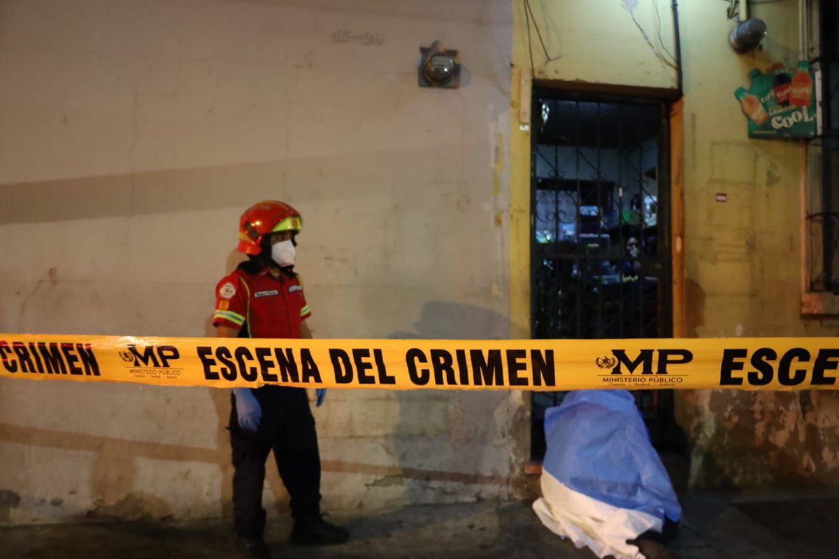 AztecaNoticiaGT's tweet image. #Nacional | Un hombre murió en la 8ª avenida y 15 calle de la zona 1 capitalina, los @bomberosmuni acudieron luego del llamado de vecinos quienes indicaron ver a la persona inconsciente sobre una banqueta, los paramédicos indicaron que había fallecido pero no presentaba señales…