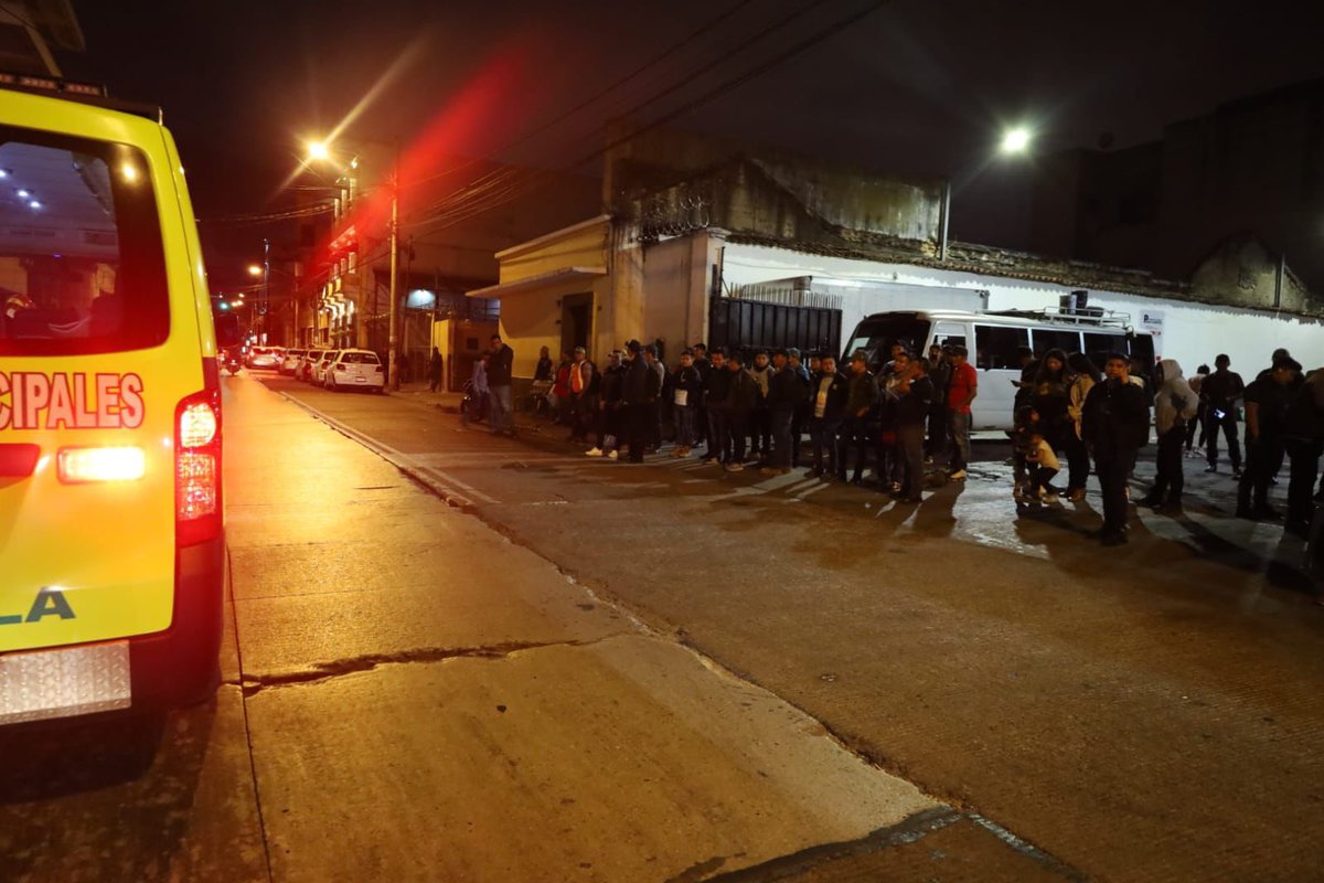 AztecaNoticiaGT's tweet image. #Nacional | Un hombre murió en la 8ª avenida y 15 calle de la zona 1 capitalina, los @bomberosmuni acudieron luego del llamado de vecinos quienes indicaron ver a la persona inconsciente sobre una banqueta, los paramédicos indicaron que había fallecido pero no presentaba señales…