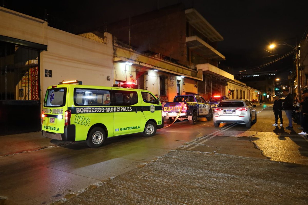 AztecaNoticiaGT's tweet image. #Nacional | Un hombre murió en la 8ª avenida y 15 calle de la zona 1 capitalina, los @bomberosmuni acudieron luego del llamado de vecinos quienes indicaron ver a la persona inconsciente sobre una banqueta, los paramédicos indicaron que había fallecido pero no presentaba señales…