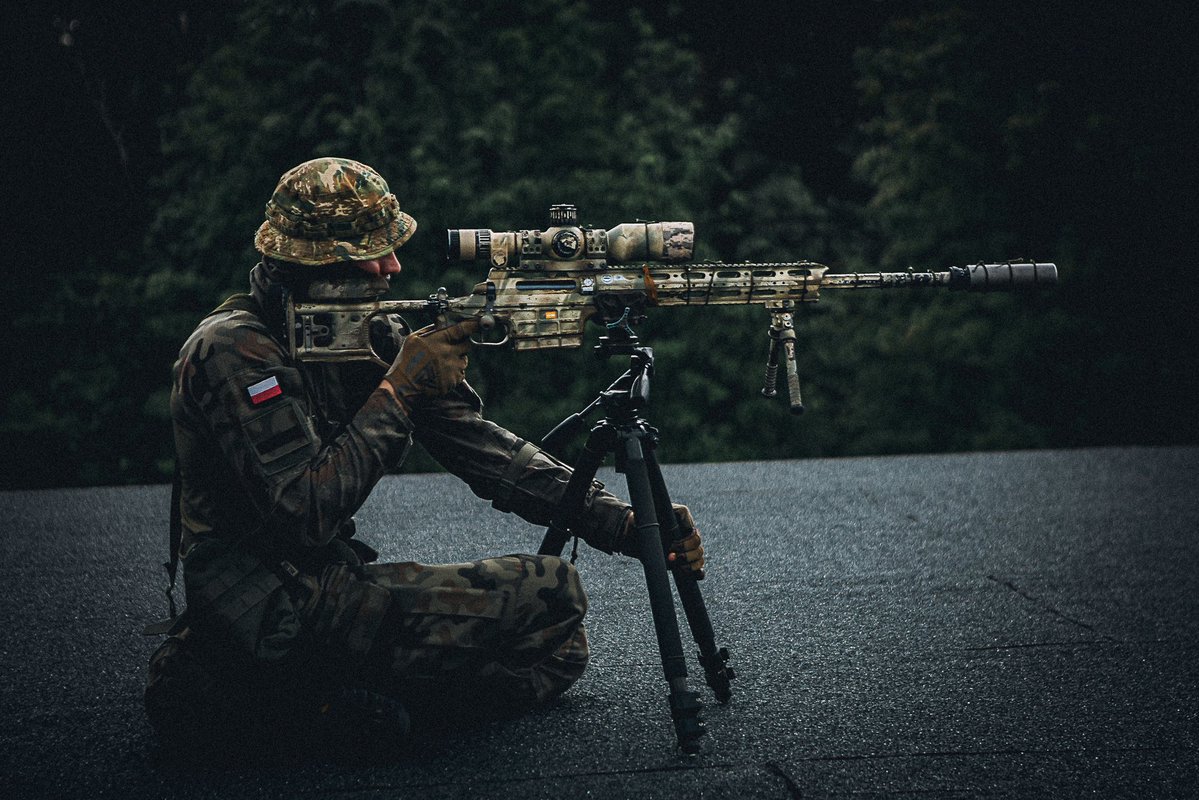 DGeneralneRSZ's tweet image. Służba żołnierza to ciężki kawałek chleba ale duma jest bezcenna...🫡🪖
Najlepsi strzelcy robią duży krok do przodu i walczą o swoje miejsca w elitarnym gronie - strzelców wyborowych 🎯
To zajęcie dla twardych ludzi codziennie pokonujących trudności.
Strzelcy wyborowi z 15…