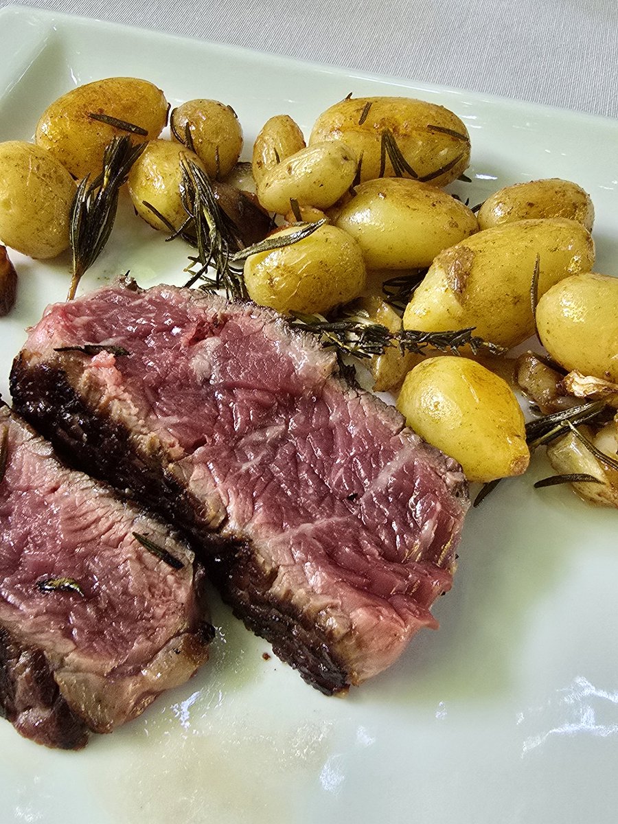 Очень мелкую картошечку отварить до готовности, просушить и обжарить в сливочном масле с розмарином, тимьяном и дольками чеснока, раздвленными прямо в шкурке. Есть с ложечкой сметаны, горчицей и говядиной на барбекю.