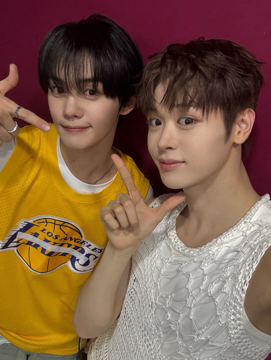 CYE_MEMBERS7's tweet image. 규빈이랑 오랜만!!!
#마징시앙 #MAJINGXIANG
#CLOSEYOUREYES #클로즈유어아이즈
#클유아 #CYE
