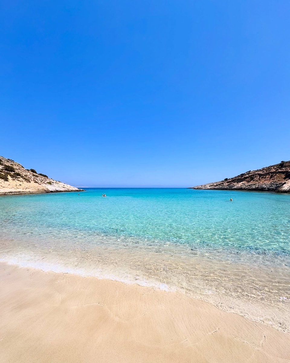 #Schoinousa. This is what peace looks like in the Aegean: pure, crystal, endless.
📷 ersis