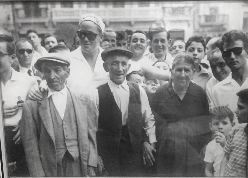 En el día de los abuelos, a quienes tanto debe nuestra sociedad, una curiosa foto de los abuelos de Federico Martín Bahamontes posando orgullosos de su nieto en Zocodover en la masiva celebración de su victoria en el Tour de 1959.