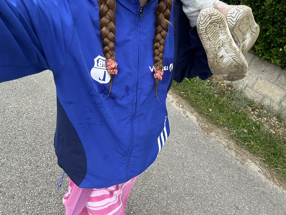 theia11_'s tweet image. réelle bretonne se baigne sous la pluie