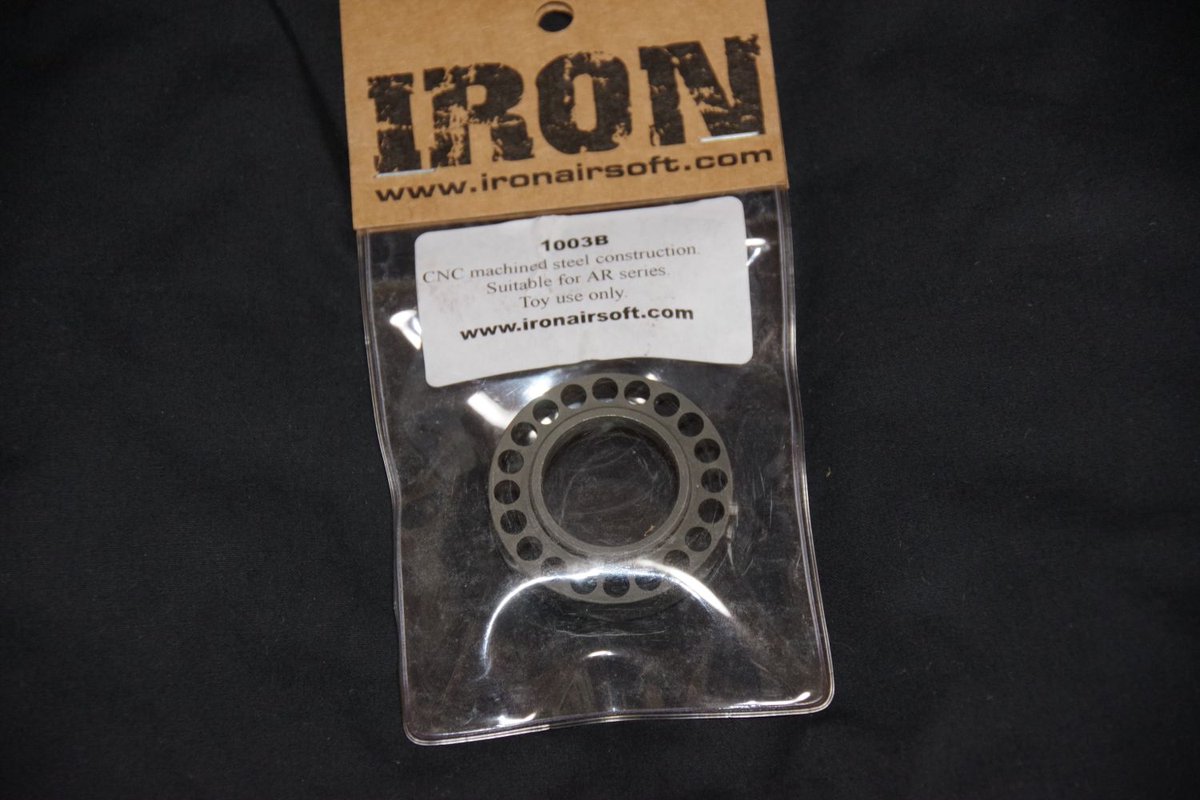 IRONの処分品､旧RAS互換のリアルサイズバレルナット｡
昔電動用レプをGBBで使えるように…と作った物らしい｡

もう今はほとんど需要ないような｡

オクで500円くらいで出しておくか…