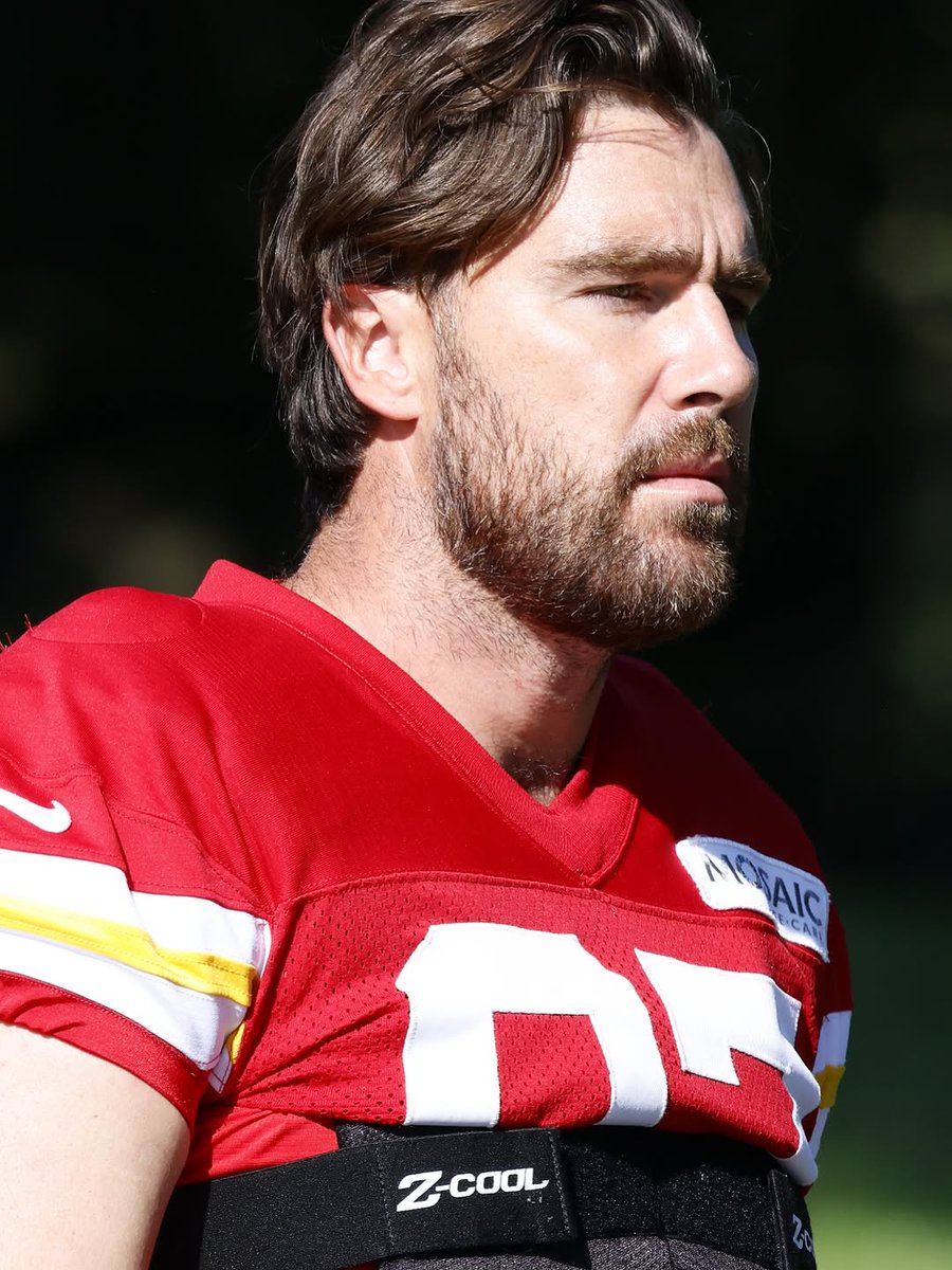 87KillaT's tweet image. Travis Kelce @ training camp this week 🏈

(📷 larson_kr)