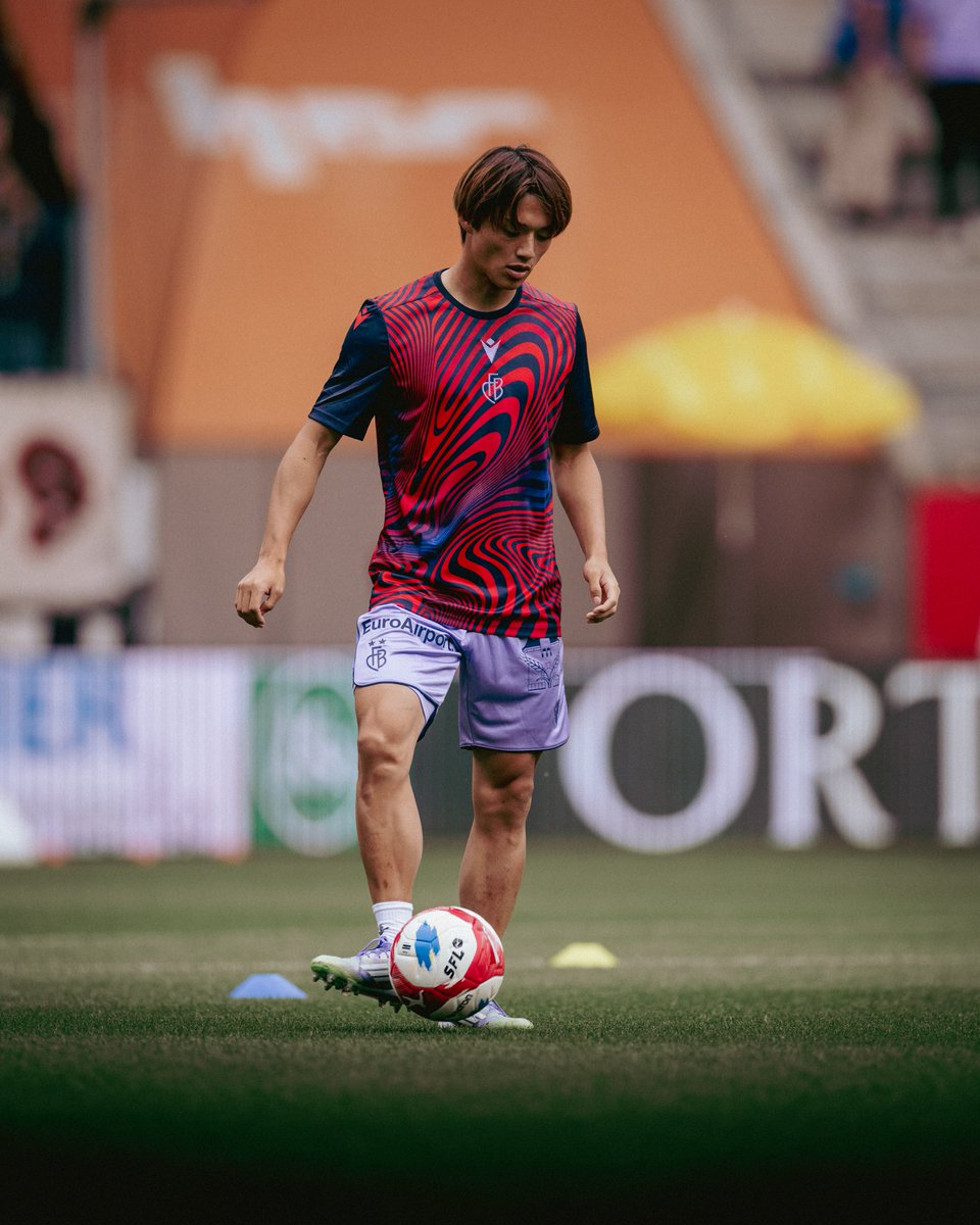FCBasel1893's tweet image. ๐๐ ๐๐๐๐ฐรค๐ซ๐ฆ๐ ๐ข๐ฆ ๐ง๐๐ฎ๐ ๐๐ก๐ข๐ซ๐ญ โ ๐๐จ๐ค๐ฎ๐ฌ๐ฌ๐ข๐๐ซ๐ โ ๐๐๐ ๐ซ๐ฒ๐๐๐ ๐ช
Hol auch du dir das neue Aufwรคrmshirt ๐ shop.fcb.ch/shop/product/pโฆ
#FCBasel1893 #AlliZรคmme #imRotblaueRusch #rotblaulive @MacronSports