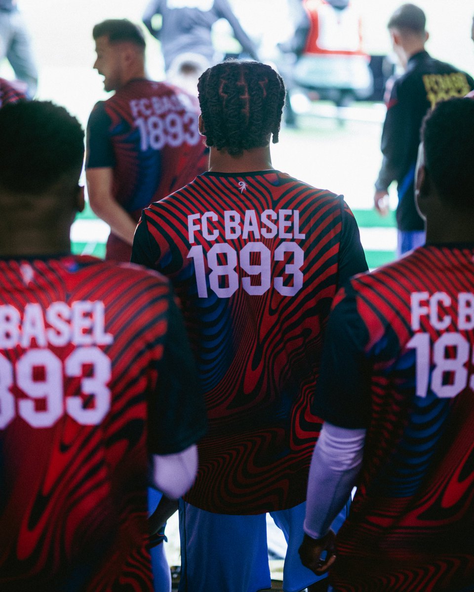 FCBasel1893's tweet image. ๐๐ ๐๐๐๐ฐรค๐ซ๐ฆ๐ ๐ข๐ฆ ๐ง๐๐ฎ๐ ๐๐ก๐ข๐ซ๐ญ โ ๐๐จ๐ค๐ฎ๐ฌ๐ฌ๐ข๐๐ซ๐ โ ๐๐๐ ๐ซ๐ฒ๐๐๐ ๐ช
Hol auch du dir das neue Aufwรคrmshirt ๐ shop.fcb.ch/shop/product/pโฆ
#FCBasel1893 #AlliZรคmme #imRotblaueRusch #rotblaulive @MacronSports