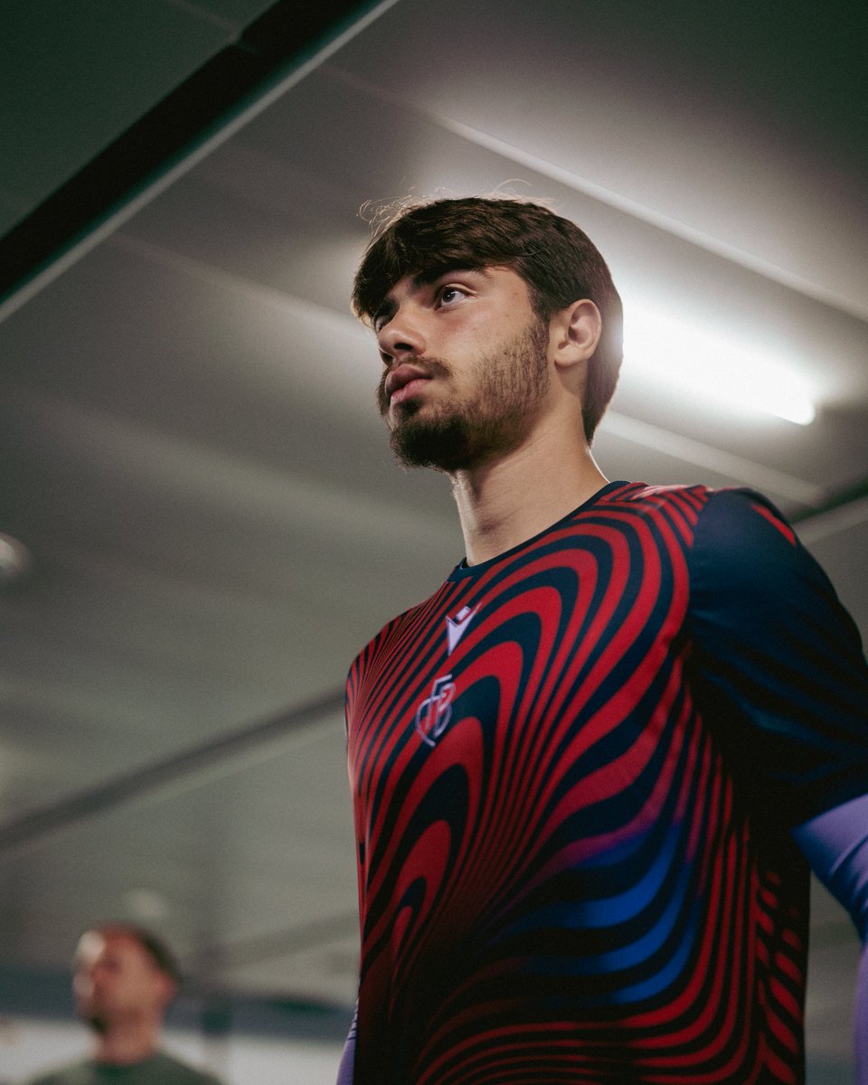 FCBasel1893's tweet image. ๐๐ ๐๐๐๐ฐรค๐ซ๐ฆ๐ ๐ข๐ฆ ๐ง๐๐ฎ๐ ๐๐ก๐ข๐ซ๐ญ โ ๐๐จ๐ค๐ฎ๐ฌ๐ฌ๐ข๐๐ซ๐ โ ๐๐๐ ๐ซ๐ฒ๐๐๐ ๐ช
Hol auch du dir das neue Aufwรคrmshirt ๐ shop.fcb.ch/shop/product/pโฆ
#FCBasel1893 #AlliZรคmme #imRotblaueRusch #rotblaulive @MacronSports