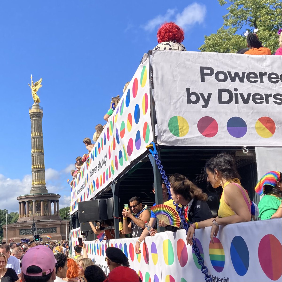 Vattenfall_De's tweet image. Beim heutigen CSDBerlin2025 haben wir in großartiger Atmosphäre ein starkes Zeichen für mehr Gleichberechtigung, Toleranz und Vielfalt gesetzt. Ganz im Sinne der Pride2025: „Nie wieder still!"
@CSD_Berlin