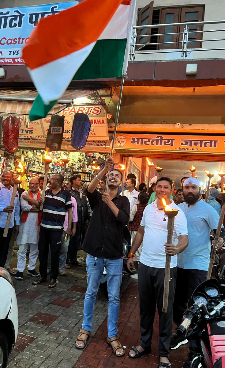 Manish Pardeshi (@manishp88892044) on Twitter photo कारगिल विजय दिवस के अवसर पर भाजपा नर्मदापुरम द्वारा भाजयुमो के नेतृत्व में कारगिल क शहीदों को श्रद्धांजलि देने के लिए आज शाम को भाजपा जिला कार्यालय नर्मदापुरम से सातरास्ता स्थित विजय स्तंभ तक मशाल जुलूस निकाला गया।
<a href="/BJP4MP/">BJP Madhya Pradesh</a> 
<a href="/BJP4Narmadapur1/">BJP Narmadapuram District</a> 
<a href="/Hkhandelwal1964/">Hemant Khandelwal</a>
<a href="/MPBJYM/">BJYM Madhya Pradesh</a> कारगिल विजय दिवस के अवसर पर भाजपा नर्मदापुरम द्वारा भाजयुमो के नेतृत्व में कारगिल क शहीदों को श्रद्धांजलि देने के लिए आज शाम को भाजपा जिला कार्यालय नर्मदापुरम से सातरास्ता स्थित विजय स्तंभ तक मशाल जुलूस निकाला गया।
<a href="/BJP4MP/">BJP Madhya Pradesh</a> 
<a href="/BJP4Narmadapur1/">BJP Narmadapuram District</a> 
<a href="/Hkhandelwal1964/">Hemant Khandelwal</a>
<a href="/MPBJYM/">BJYM Madhya Pradesh</a>