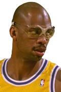 ShortyBallur's tweet image. Did they just not have official portraits for NBA players back then. The cameras over here bro
Pictured: Alex English, @JuliusErving, @kaj33, @chibbs_1