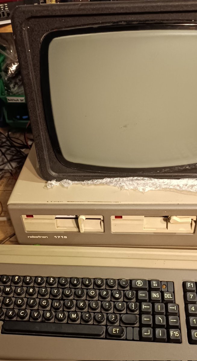 RetroNora7734's tweet image. Since now I have working K7222 monitor so let's check what's going on.
For Robotron 1715 there is no video output, for A5120 there is garbage on screen.