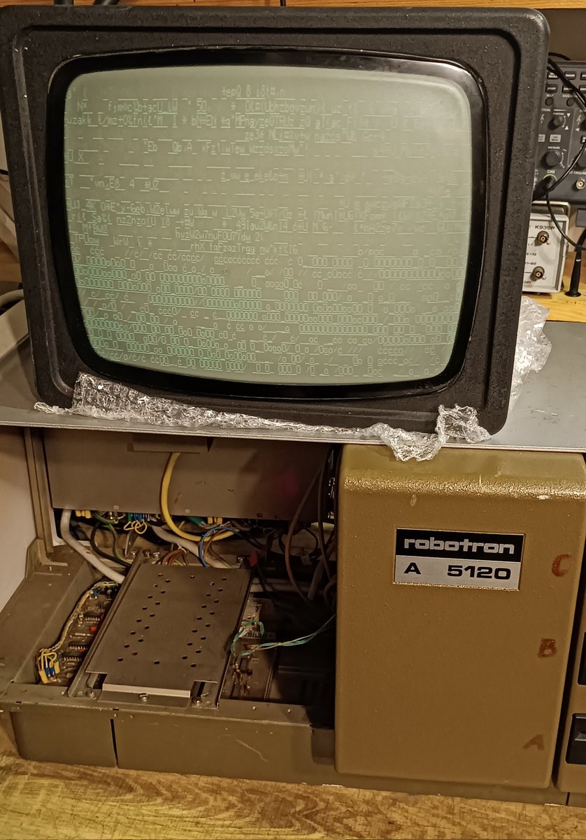 RetroNora7734's tweet image. Since now I have working K7222 monitor so let's check what's going on.
For Robotron 1715 there is no video output, for A5120 there is garbage on screen.