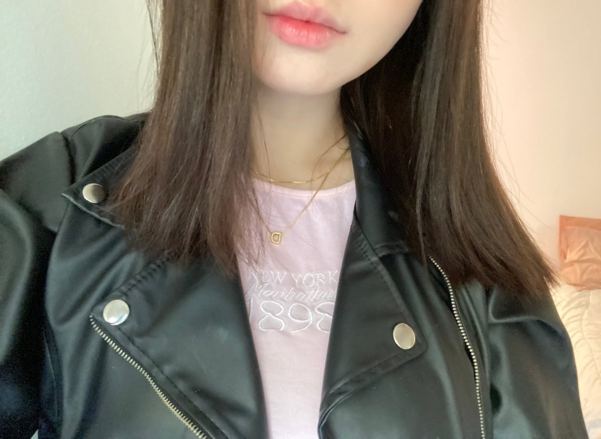 liaschofff's tweet image. nós mulheres que usamos colar com a inicial dos nossos amados ♡