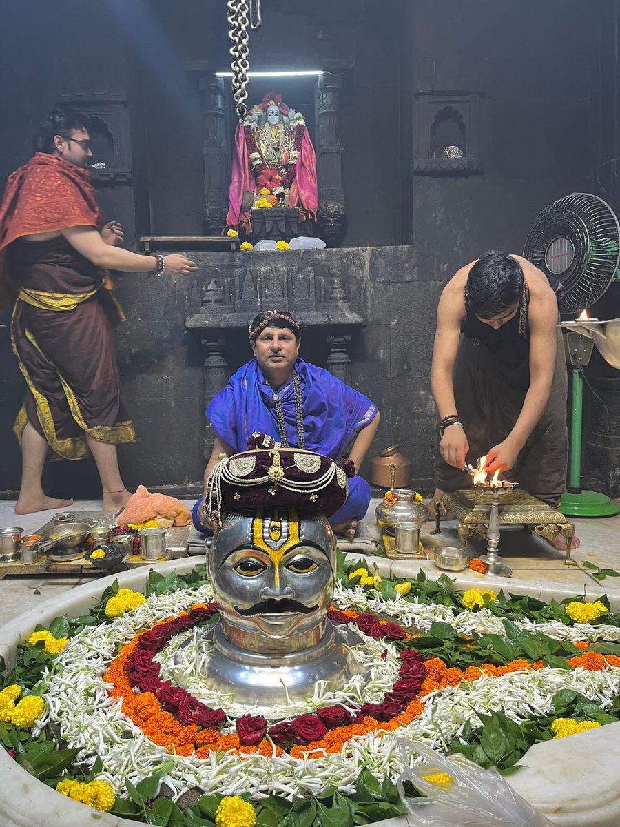 श्री त्रयम्बकेश्वर ज्योतिर्लिंग जी के आज के शुभ संध्याकाल आरती श्रृंगार दर्शन .

26.07.2025
