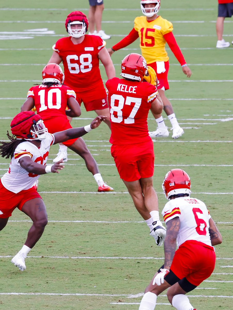 87KillaT's tweet image. Travis Kelce @ training camp this week 🏈

(📷 larson_kr)