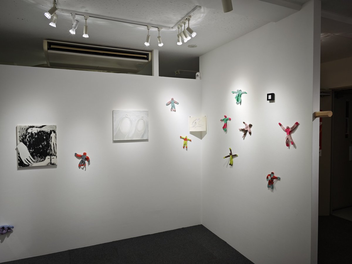 JINEN GALLERYへ。東郷渚展「抽象的な具体物」と、古屋湖都美 &amp; 櫻井あや乃展「こっちには手、向こうに絵」。東郷作品、未知の文明の遺物を思わせるボールペン画や立体。古屋 &amp; 櫻井作品、素朴な造形がもたらす楽しげて妖しげな世界。明日、正しくは今日7/27(日)16:00まで。