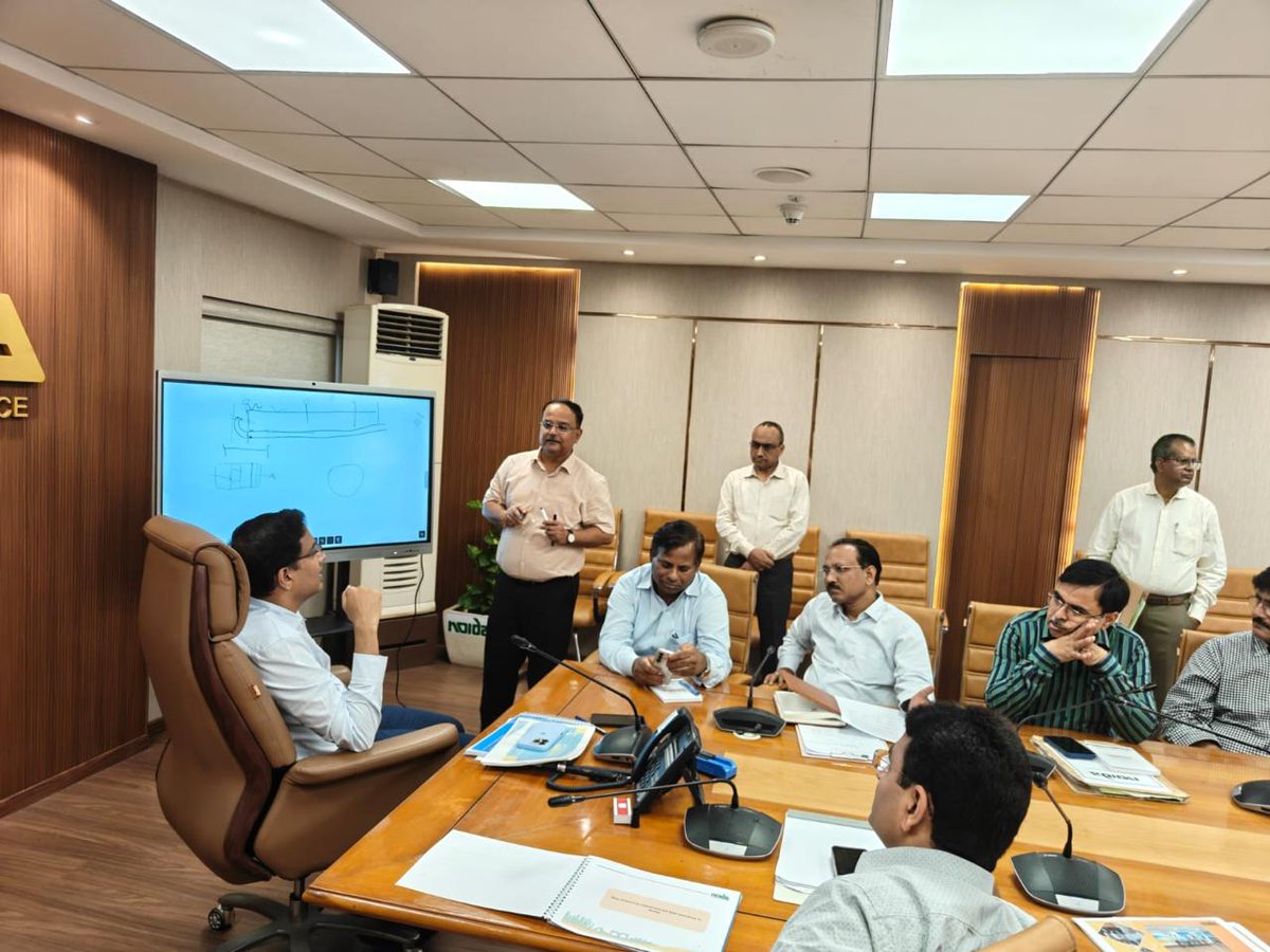 noida_authority's tweet image. आज, दिनांक 26.07.2025 को मुख्य कार्यपालक अधिकारी महोदय @CEONoida के समक्ष अपर मुख्य कार्यपालक अधिकारी श्री संजय कुमार खत्री एवं महाप्रबन्धक (विद्युत/यांत्रिक) द्वारा मुंबई स्थित अडानी इलेक्ट्रिसिटी मुंबई लिमिटेड (AEML) के विद्युत इंफ्रास्ट्रक्चर पर अध्ययन विजिट का प्रस्तुतिकरण…
