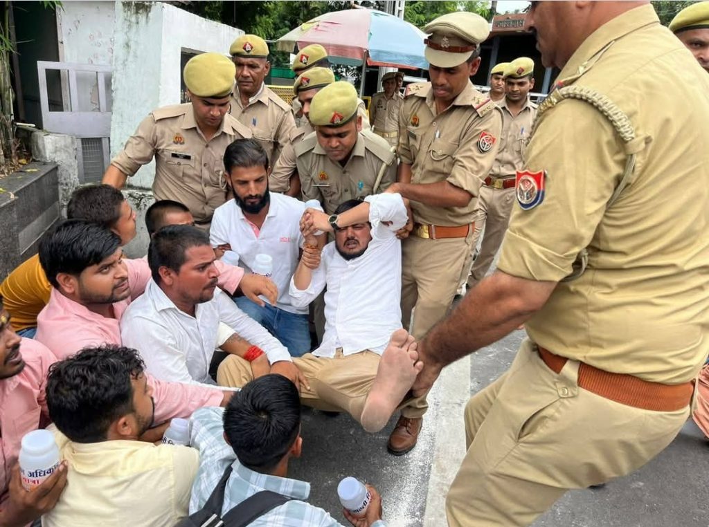 मा. मुख्यमंत्री <a href="/myogiadityanath/">Yogi Adityanath</a> जी आपकी <a href="/Uppolice/">UP POLICE</a> इतनी बर्बर होगी सोचा नहीं था.? शिवम पाण्डेय कोई ऐरा ग़ैरा व्यक्ति नही हैं,अगर वह शांति पूर्वक आपसे मिलना चाहते थे तो क्यों नहीं मिले आप.? निजी स्कूल वाले जब ड्रेस,बस्ता,जूता,किताबें सब निजी देते हैं तो शादी भी करवाएं बच्चों की😡