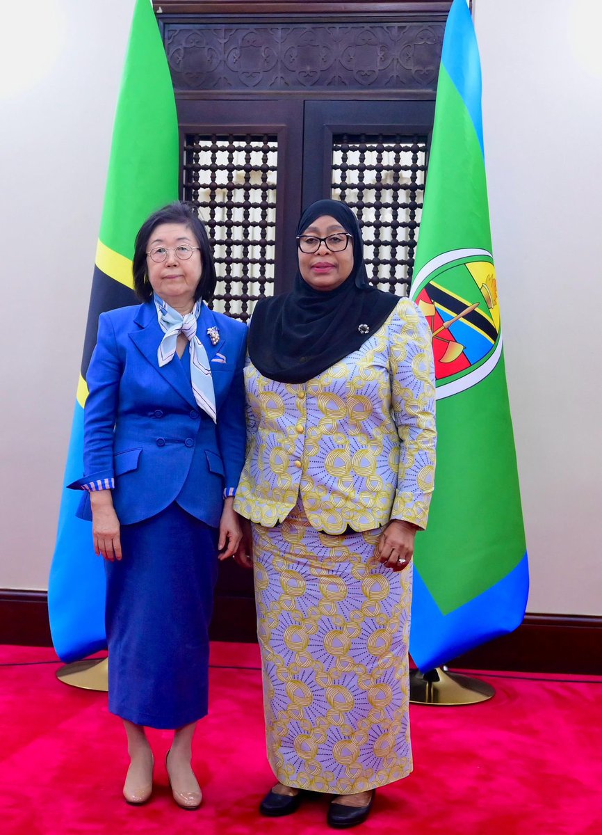 fumbokhanJr's tweet image. Rais wa Jamhuri ya Muungano wa Tanzania, Mhe. Dkt. Samia Suluhu Hassan amekutana na kufanya mazungumzo na Rais wa Shirika la Fedha na ujenzi la Korea (Korea Infrastructure Finance Corporation)(K-FINCO) Dkt. Eun-Jae Lee aliyeambatana na ujumbe wake Ikulu Chamwino mkoani Dodoma…