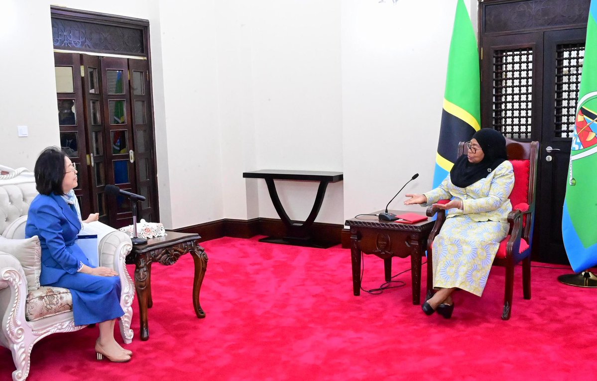 fumbokhanJr's tweet image. Rais wa Jamhuri ya Muungano wa Tanzania, Mhe. Dkt. Samia Suluhu Hassan amekutana na kufanya mazungumzo na Rais wa Shirika la Fedha na ujenzi la Korea (Korea Infrastructure Finance Corporation)(K-FINCO) Dkt. Eun-Jae Lee aliyeambatana na ujumbe wake Ikulu Chamwino mkoani Dodoma…