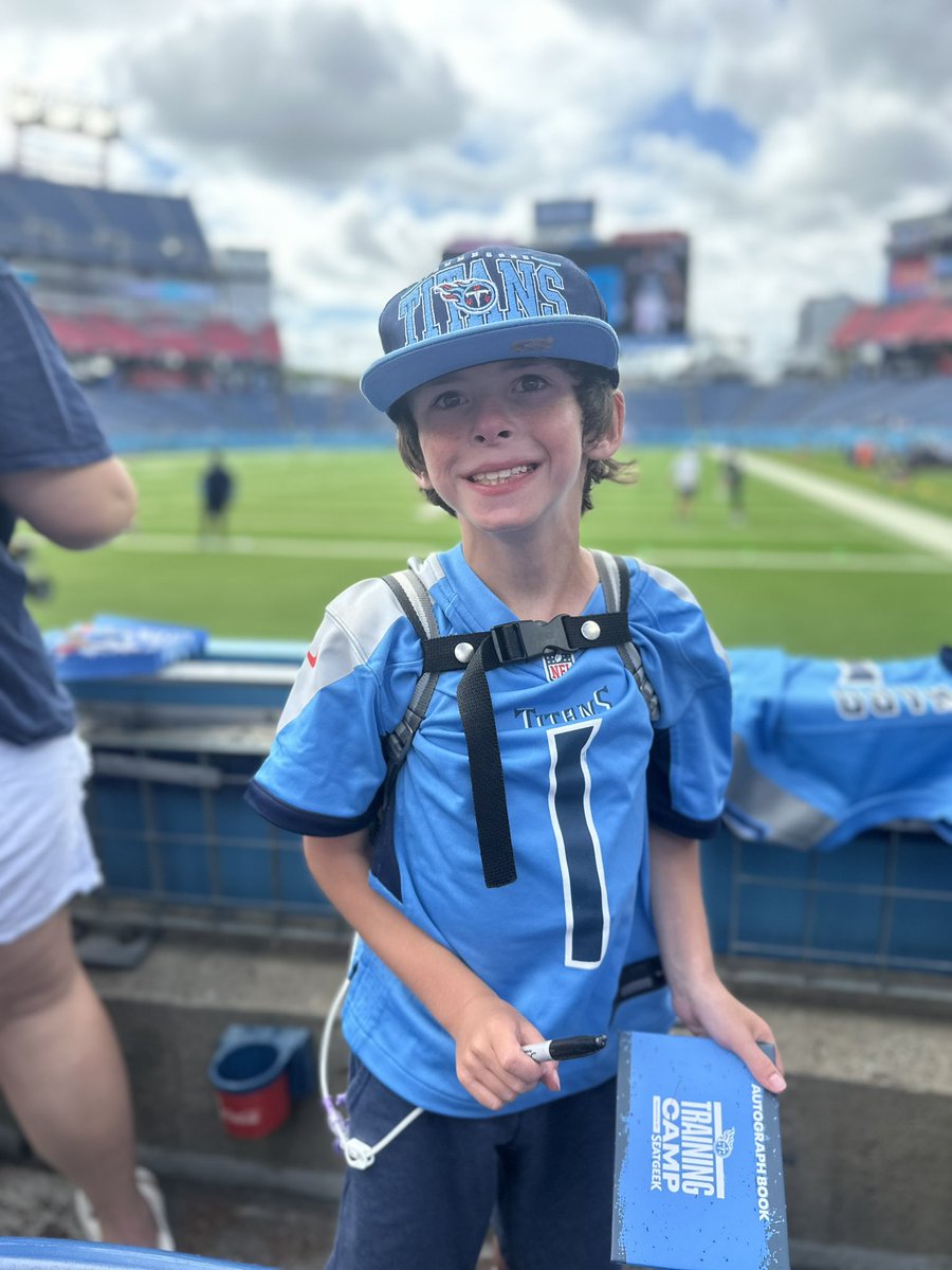 ashbinks2588's tweet image. Nissan Stadium = Happy Place!  Titans open practice!