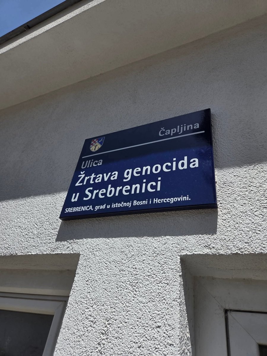 Volimcveklu's tweet image. Hrvati priznaju srpske zločine tj.genocide nad Bošnjacima i liju krokodilske suze, a u isto vrijeme su rušili mostove, gradove, činili pokolje nad Bošnjacima, a sada provode aparthejd u istom ovom gradu gdje su odali počast žrtvama genocida...